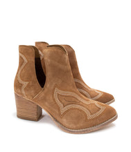 Load image into Gallery viewer, Journee Ankle Boots in Tan